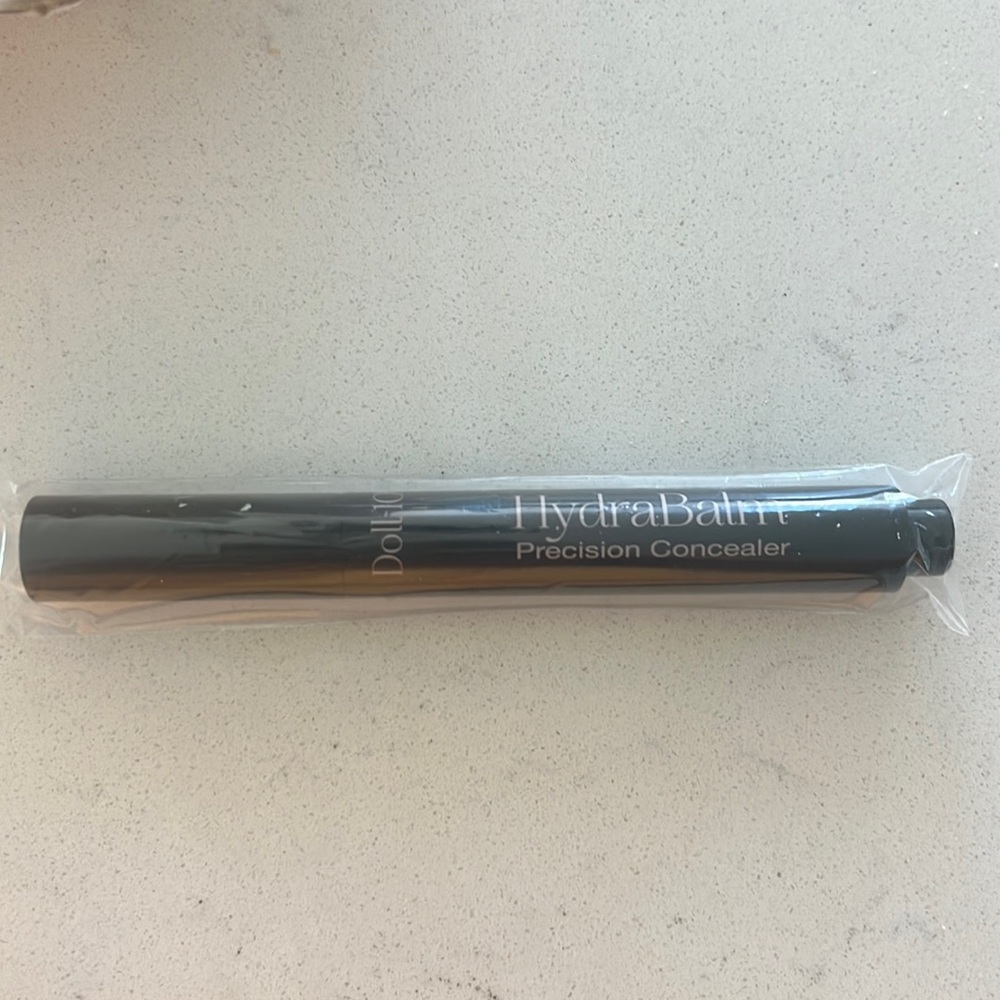 Doll 10 hydra balm precision concealer